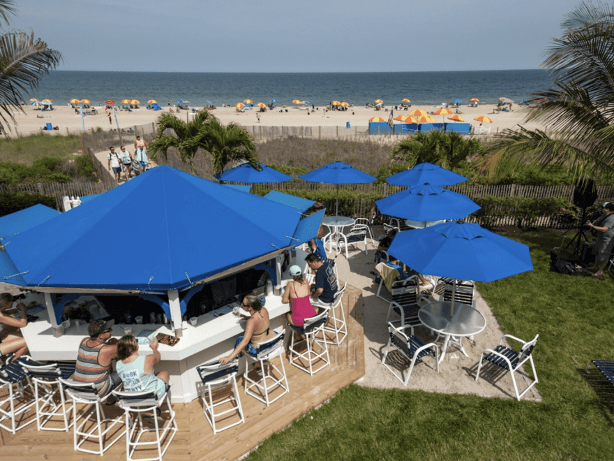 Schooner's Oceanfront Bar & Lounge