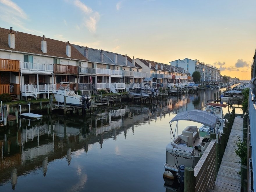 Tailchasers Restaurant & Dock Bar