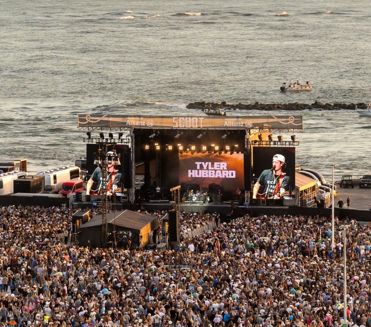 Crowd at Country Calling during Tyler Hubbard
