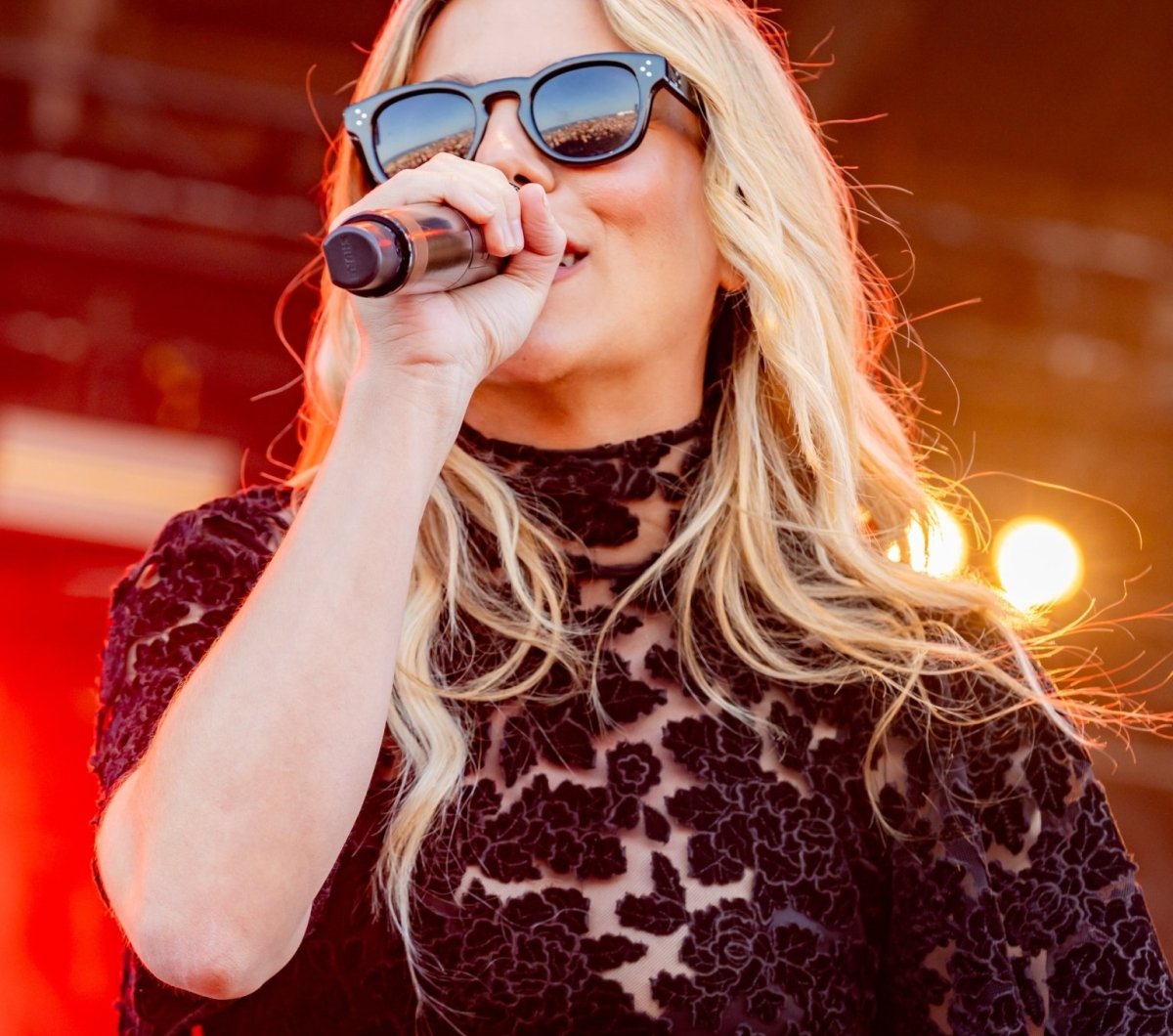 Kimberly Perry performing at Country Calling